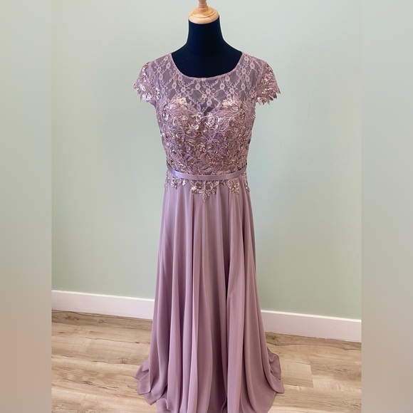 Elegant Lace Evening Gown in Mauve